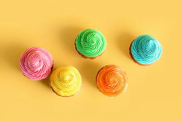 Cupcakes Coloridos Saborosos Fundo Amarelo — Fotografia de Stock