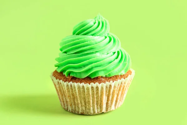 绿色背景的美味纸杯蛋糕 — 图库照片