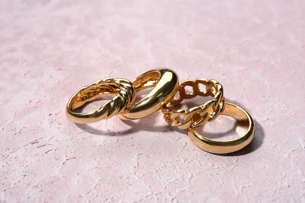 Gyönyörű Gyűrűk Szürke Grunge Háttér — Stock Fotó