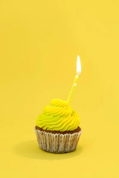 Lekkere Cupcake Met Verjaardagskaars Gele Achtergrond — Stockfoto