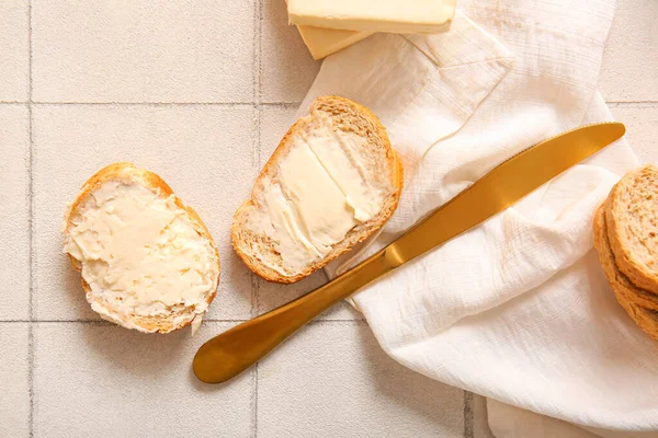Сэндвичи Обработанным Сыром Травами Белом Фоне Плитки — стоковое фото