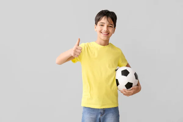 Μικρό Αγόρι Μπάλα Ποδοσφαίρου Δείχνει Αντίχειρα Γκρι Φόντο — Φωτογραφία Αρχείου