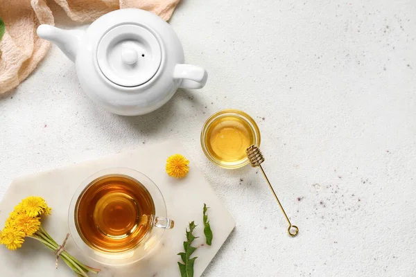Γυάλινο Φλιτζάνι Υγιεινό Τσάι Πικραλίδα Μέλι Και Τσαγιέρα Λευκό Φόντο — Φωτογραφία Αρχείου