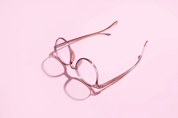 Stylowe Okulary Jasnoróżowym Tle — Zdjęcie stockowe