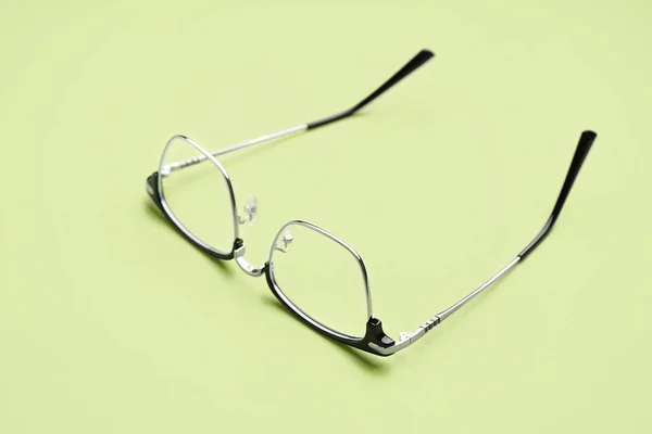 Óculos Modernos Elegantes Fundo Verde Pálido — Fotografia de Stock