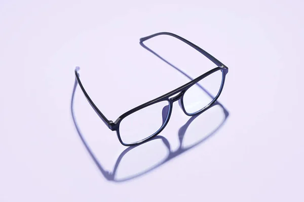 Moderne Schwarze Brille Auf Blasslila Hintergrund — Stockfoto
