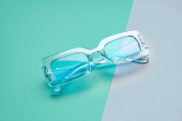 Stylové Modré Sluneční Brýle Barevném Pozadí — Stock fotografie