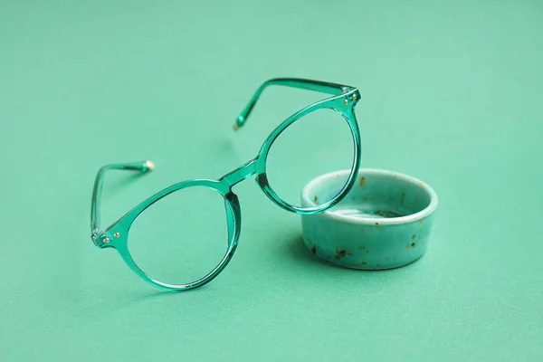 Stylové Brýle Tyrkysovém Pozadí — Stock fotografie