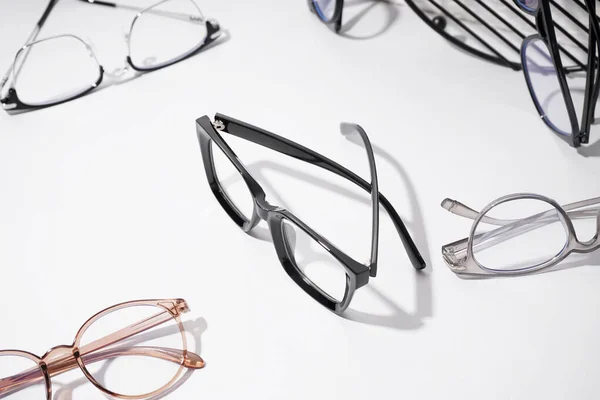 Různé Moderní Brýle Stojí Bílém Pozadí — Stock fotografie