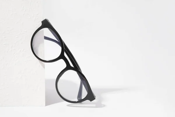 Moderne Schwarze Brille Auf Weißem Hintergrund — Stockfoto