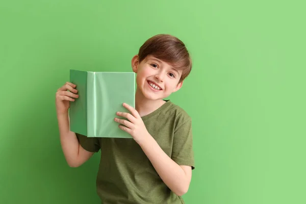 Kleiner Junge Mit Buch Auf Grünem Hintergrund Kindertagsfeier — Stockfoto