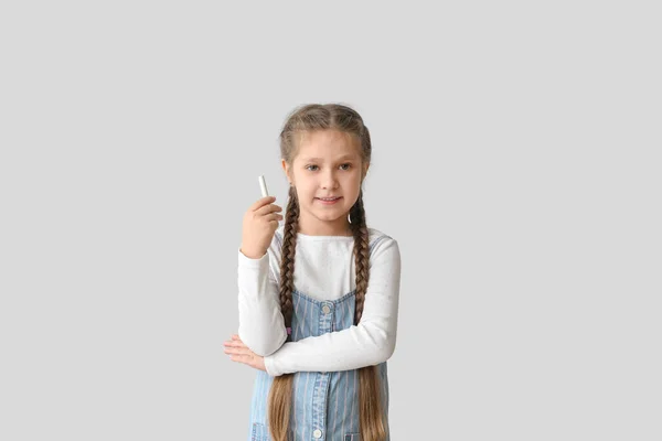 Маленькая Девочка Мелом Светлом Фоне Праздник Дня Защиты Детей — стоковое фото