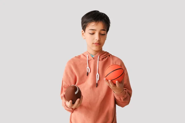 Anak Kecil Dengan Bola Latar Belakang Cahaya Perayaan Hari Anak — Stok Foto