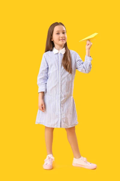 Dziewczynka Papierowym Samolotem Żółtym Tle Obchody Dnia Dziecka — Zdjęcie stockowe