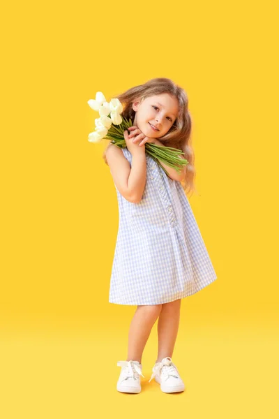 Klein Meisje Met Tulpen Gele Achtergrond Kinderfeestviering — Stockfoto