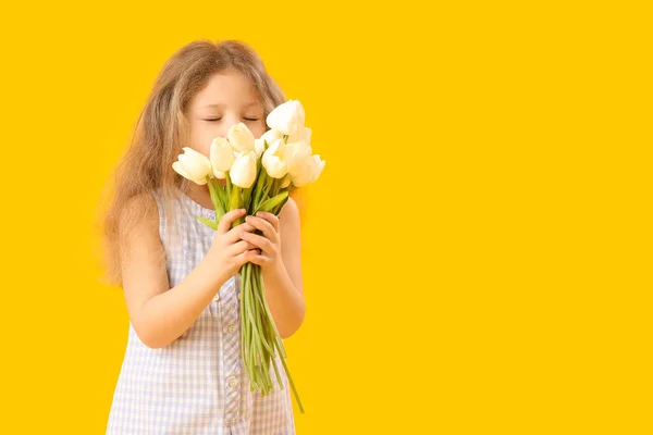 Niña Con Tulipanes Sobre Fondo Amarillo Celebración Del Día Los — Foto de Stock