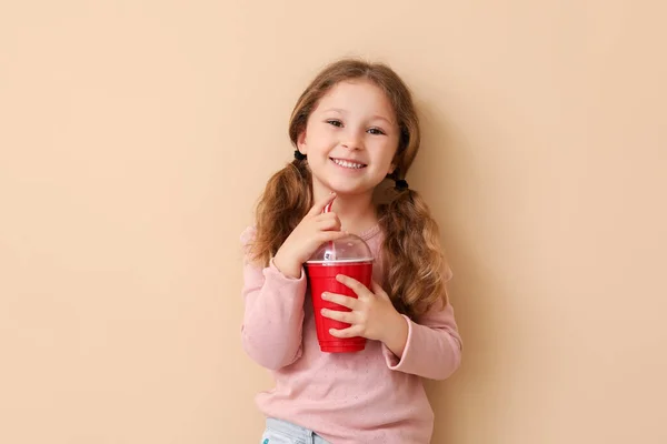 Menina Com Xícara Refrigerante Fundo Bege Celebração Dia Das Crianças — Fotografia de Stock