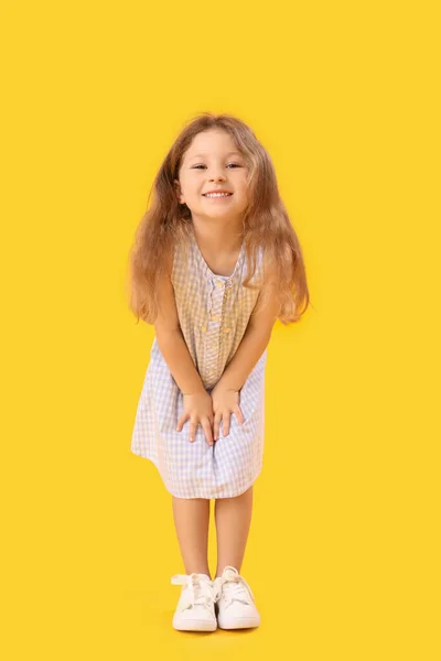 Χαριτωμένο Κοριτσάκι Κίτρινο Φόντο Γιορτή Της Ημέρας Των Παιδιών — Φωτογραφία Αρχείου