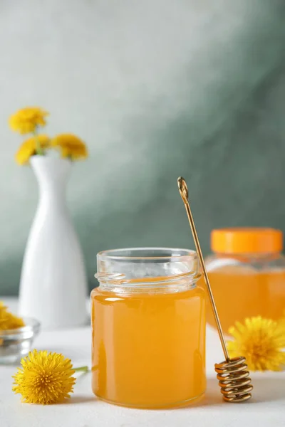 白いテーブルの上にタンポポの蜂蜜と瓶 — ストック写真
