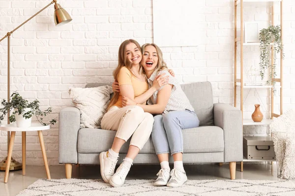 Hermanas Jóvenes Abrazándose Sofá Casa — Foto de Stock