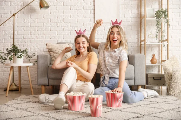 Young Sisters Crowns Popcorn Home — Stock Photo, Image