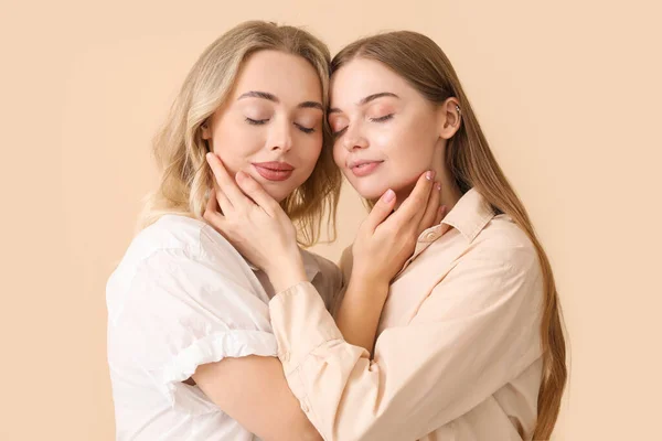 Young Sisters Hugging Beige Background — Stock Photo, Image