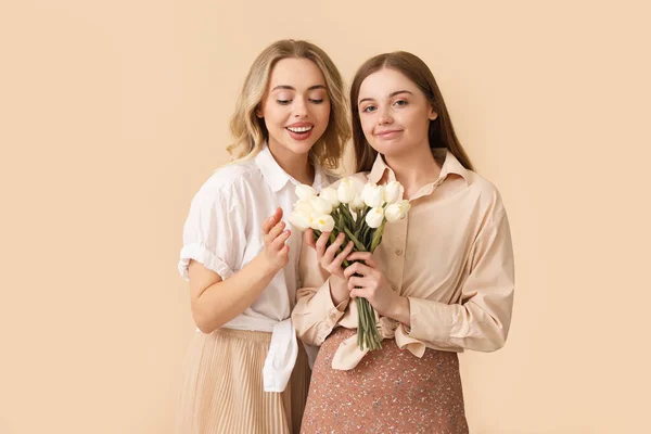 Young Sisters Tulips Beige Background — Stock Photo, Image