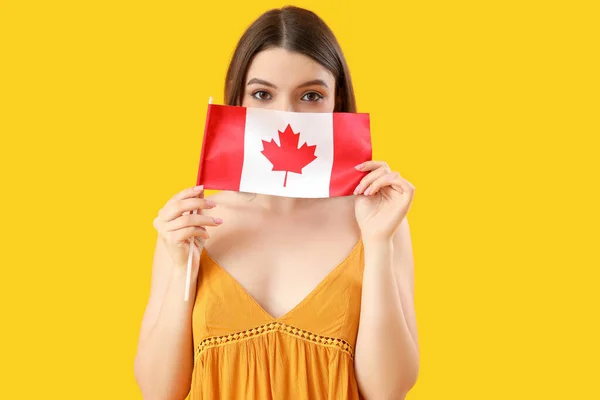 Ung Kvinna Med Flagga Kanada Gul Bakgrund — Stockfoto
