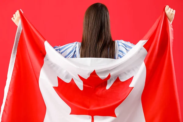 Mujer Joven Con Bandera Canadá Sobre Fondo Rojo Vista Trasera — Foto de Stock