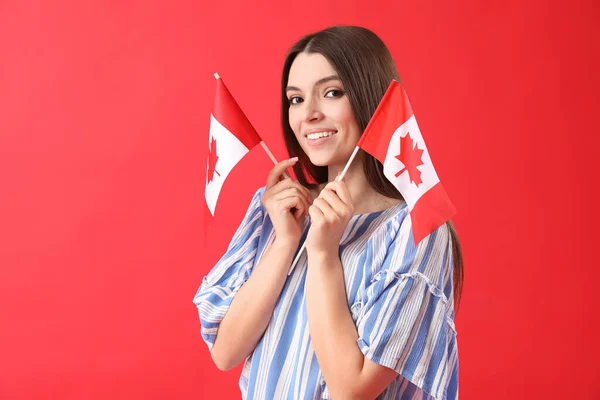 Mujer Joven Con Banderas Canadá Sobre Fondo Rojo — Foto de Stock