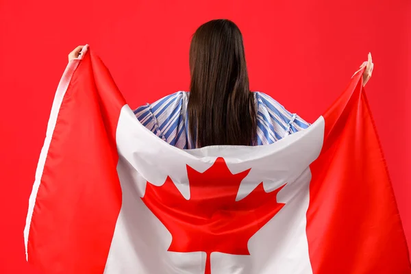 Kırmızı Arka Planda Kanada Bayrağı Olan Genç Bir Kadın — Stok fotoğraf