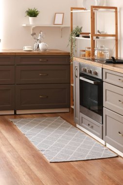 Mutfakta yerde zarif gri bir halı.