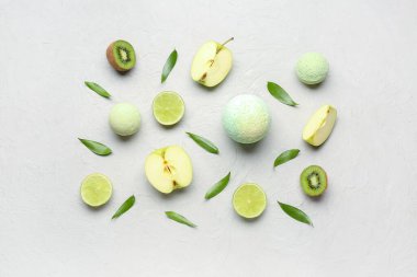 Meyve ve yapraklı banyo bombaları.