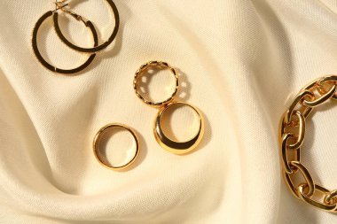 Beyaz kumaş arka planda güzel mücevherler.