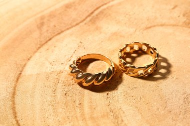 Ahşap arka planda güzel halkalar