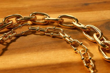 Ahşap arka planda güzel zincir bilezikler