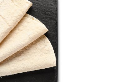 Beyaz arkaplanda ince lavaş olan tahta