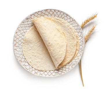 Beyaz arka planda ince lavaş ve buğday dikenli tabak.