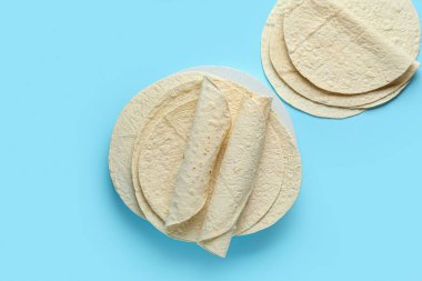 Mavi arkaplanda ince lavaş