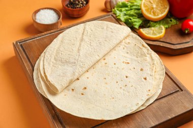 Turuncu arka planda ince lavaşlı tahtalar