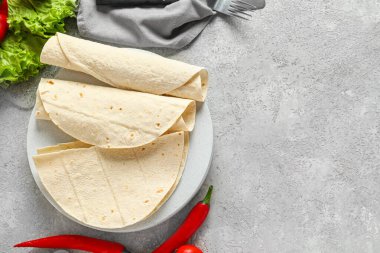 Gri zemin üzerinde taze lavaş olan tahta