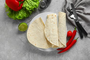 Gri zemin üzerinde taze lavaş olan tahta