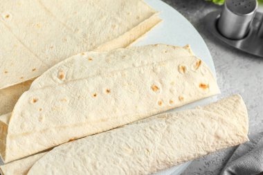 Masada taze lavaş olan tahta, yakın plan.