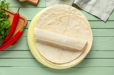 Yeşil ahşap zemin üzerinde taze lavaş olan tahta.