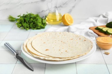 Tabakta taze lavaş var.