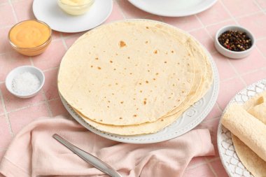 Pembe kaplamalı taze lavaş tabağı.