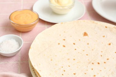 Pembe kaplamalı taze lavaş tabakası, yakın plan.