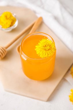 Beyaz masada bir kavanoz ballı karahindiba.