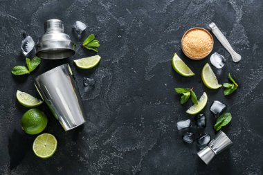 Titreştiriciden yapılmış çerçeve, koyu arkaplanda mojito hazırlamak için ölçü kabı ve malzemeler