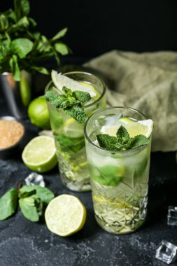 Koyu arkaplanda lezzetli mojito bardakları